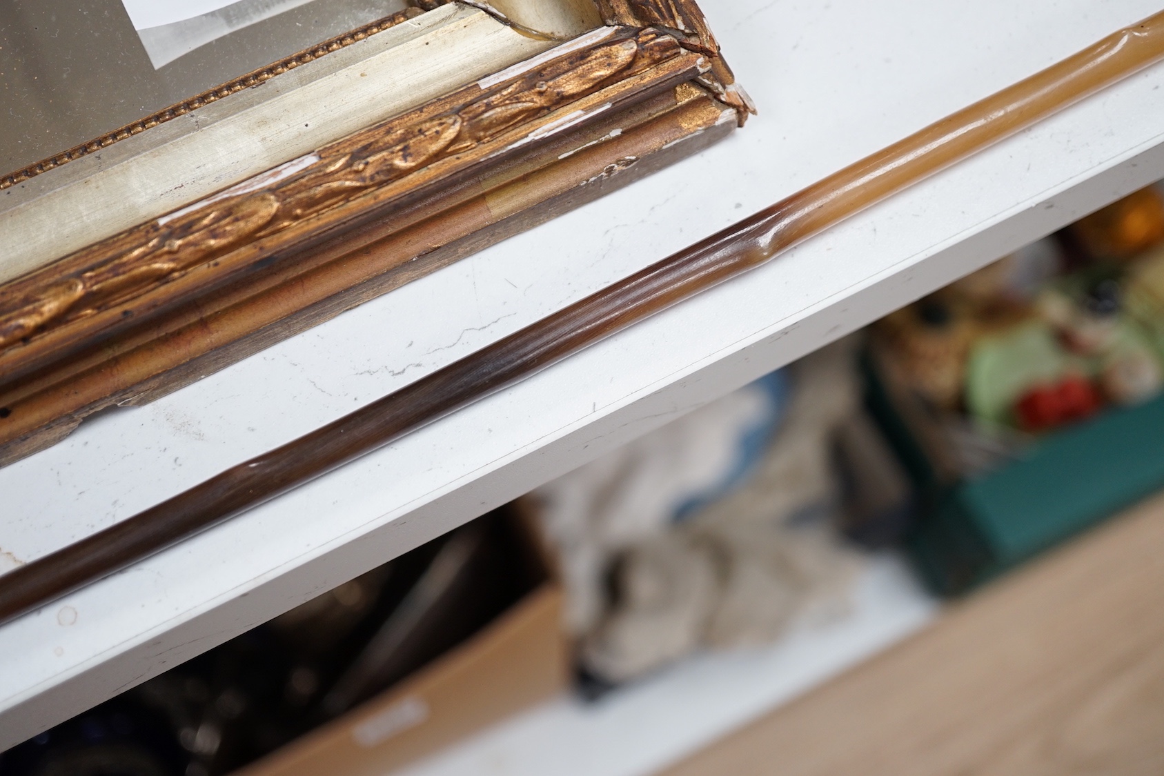 A Yellow-metal mounted horn riding crop, 69cm